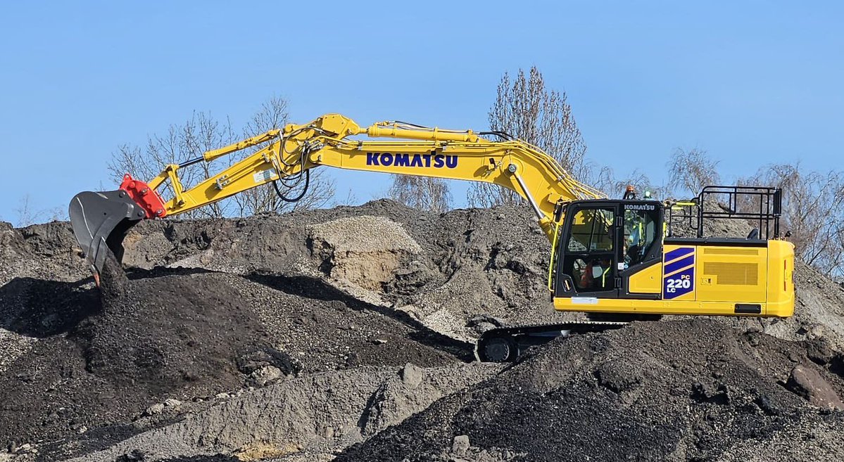 McHaleKomatsu's tweet image. A next generation Komatsu PC220LC-12 excavator being put through its paces on a customer demo.

Engine power: 173 HP @ 2,000 rpm
Operating weight: 24,000 – 24,885 kg
Max. bucket capacity: 1.8 m³

Learn more: bit.ly/3N25qME 

#creatingvaluetogether #mchalekomatsu #komatsu