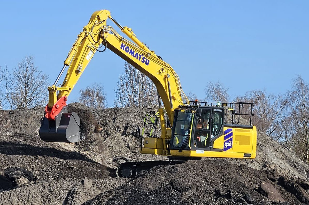 McHaleKomatsu's tweet image. A next generation Komatsu PC220LC-12 excavator being put through its paces on a customer demo.

Engine power: 173 HP @ 2,000 rpm
Operating weight: 24,000 – 24,885 kg
Max. bucket capacity: 1.8 m³

Learn more: bit.ly/3N25qME 

#creatingvaluetogether #mchalekomatsu #komatsu