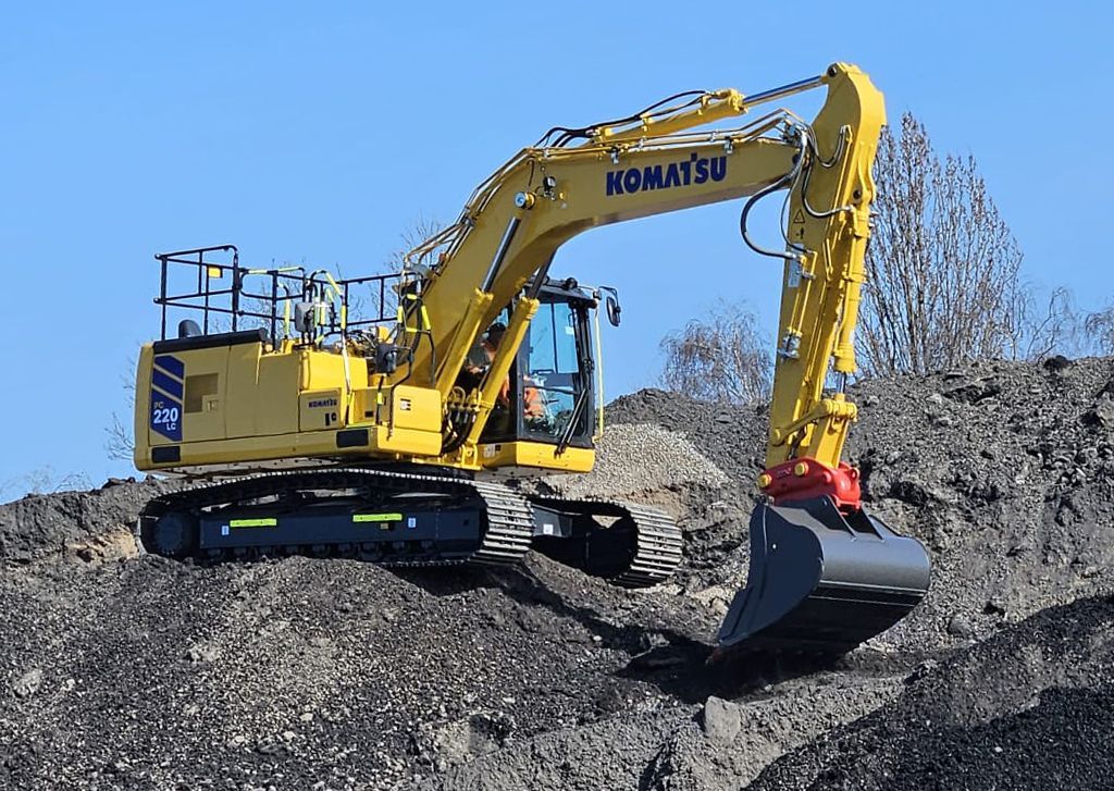 McHaleKomatsu's tweet image. A next generation Komatsu PC220LC-12 excavator being put through its paces on a customer demo.

Engine power: 173 HP @ 2,000 rpm
Operating weight: 24,000 – 24,885 kg
Max. bucket capacity: 1.8 m³

Learn more: bit.ly/3N25qME 

#creatingvaluetogether #mchalekomatsu #komatsu