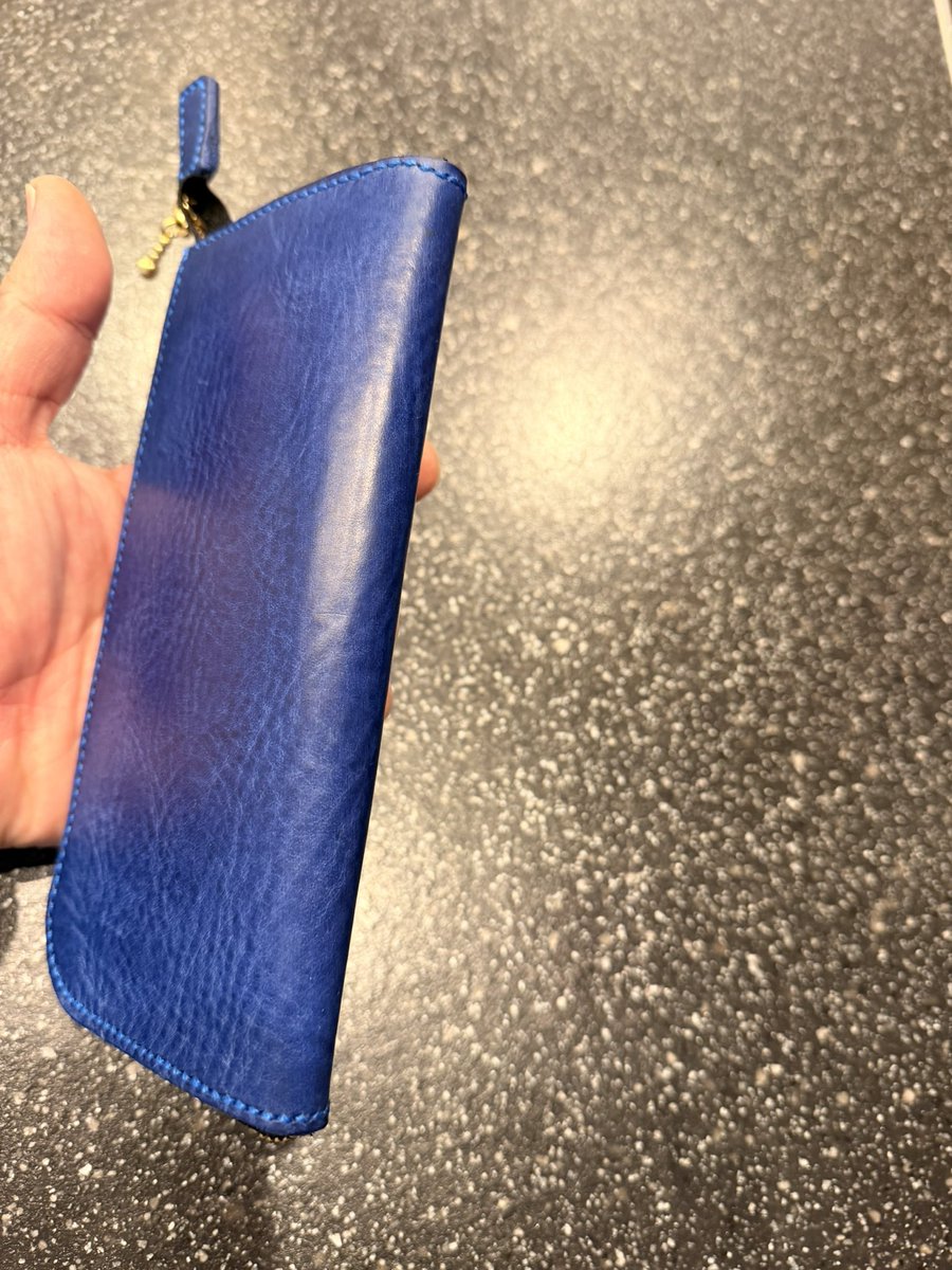 SianaSL's tweet photo. ファスナー先っぽのプラプラしてる所を革で挟んで完成〜
色合いといい、触り心地といい、昨日1日中使ってみて使い勝手が良いのもわかったので試作品ながら満足しております☺️
長く使ってみて不満点を洗い出して更に改良してみようと思います♪
ゆくゆくは量産出来たら良いな〜
#レザクラ #長財布 https://t.co/1BzZo72azR