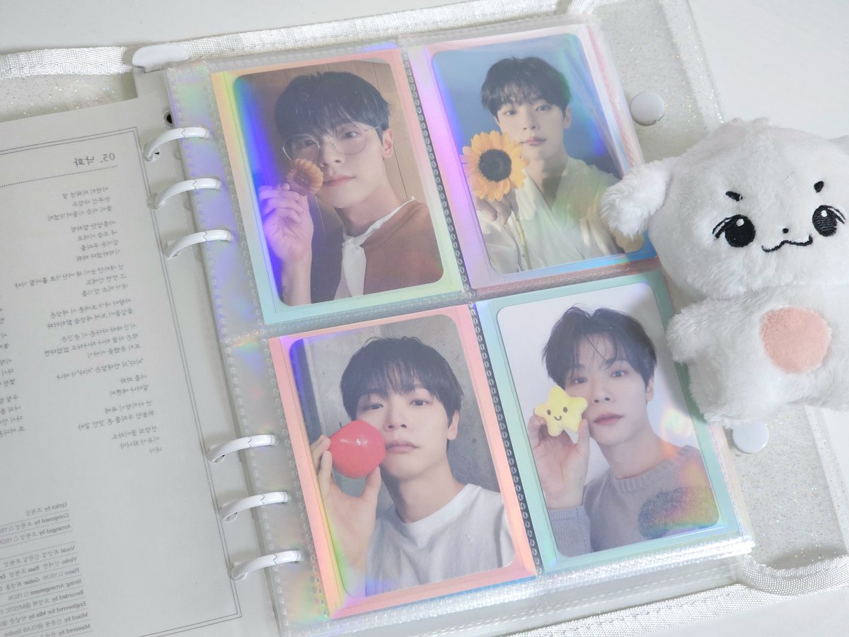 손에 소품 들고 있는 예차니 포카 너무 귀여움😆