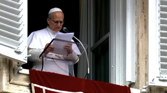 vaticannews_es's tweet photo. #Angelus #PapaLeónXIV: Dios se hizo carne en Jesús, para que el barro de nuestra humanidad, amasado con el aliento de su gracia, pudiera recibir una luz nueva, que nos hace capaces de ver finalmente a #Dios, a los demás y a nosotros mismos en la verdad. https://t.co/IIe75DOvLv