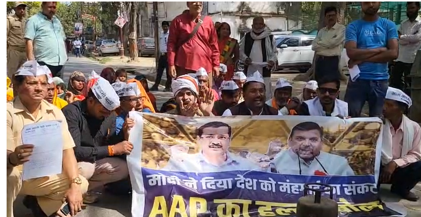 bstvlive's tweet image. उन्नाव : सिलेंडर की किल्लत को लेकर प्रदर्शन

➡डीएम कार्यालय के बाहर AAP का प्रदर्शन
➡AAP पार्टी जिलाध्यक्ष समेत 6 नामजद
➡30 से 35 अज्ञात के खिलाफ FIR दर्ज 

#Unnao #AAPProtest #LPGCrisis #UPPolice @AAPUttarPradesh