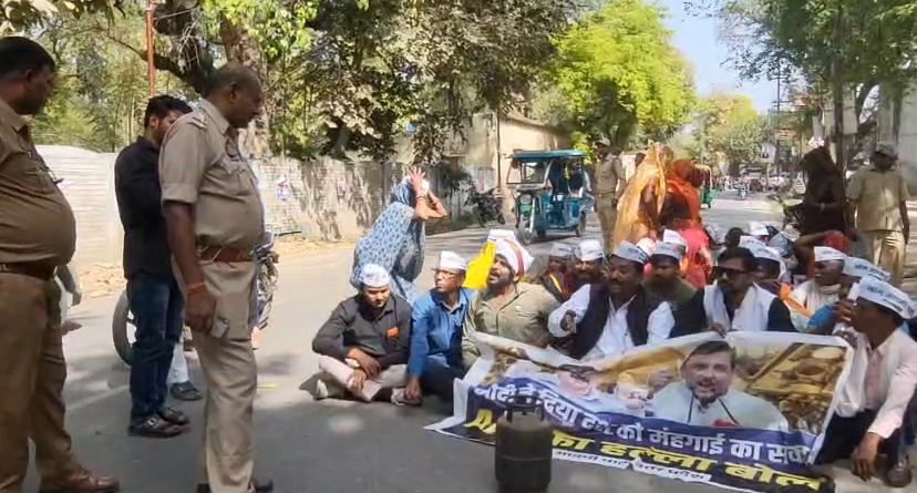 bstvlive's tweet image. उन्नाव : सिलेंडर की किल्लत को लेकर प्रदर्शन

➡डीएम कार्यालय के बाहर AAP का प्रदर्शन
➡AAP पार्टी जिलाध्यक्ष समेत 6 नामजद
➡30 से 35 अज्ञात के खिलाफ FIR दर्ज 

#Unnao #AAPProtest #LPGCrisis #UPPolice @AAPUttarPradesh