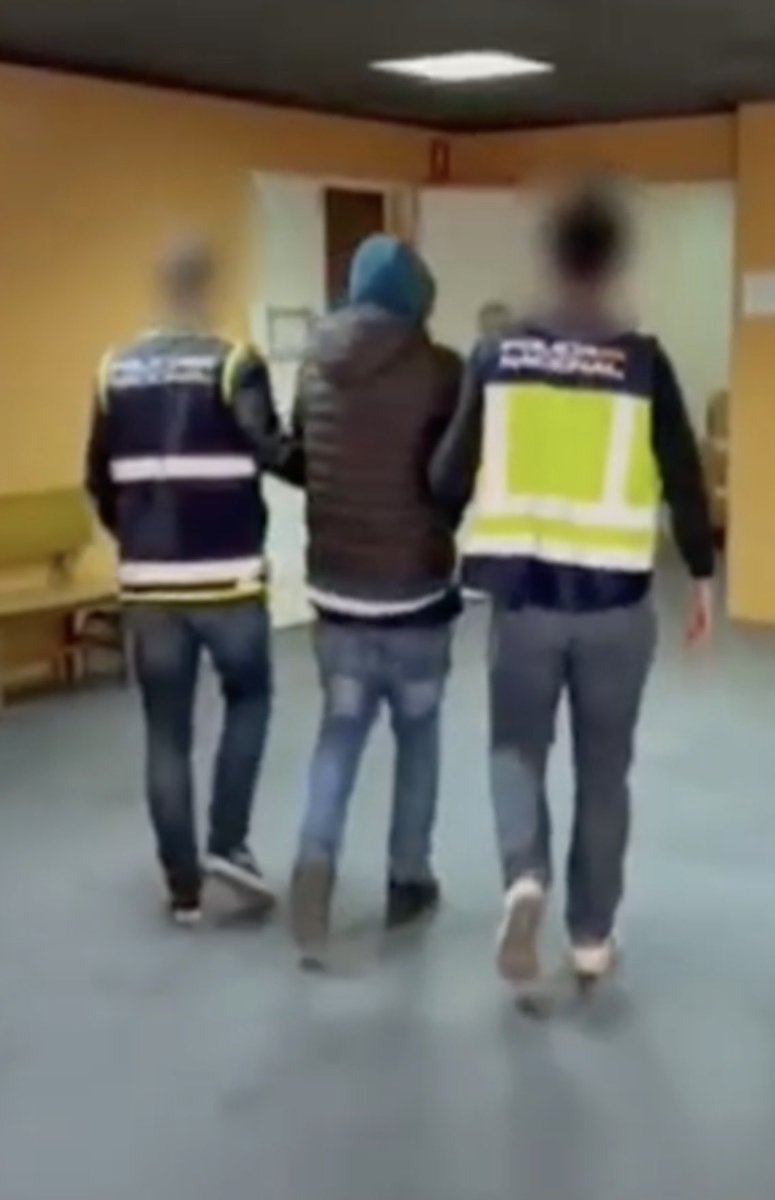 informagob's tweet image. ¡5 PUÑALADAS EN EL PULMÓN POR UN MÓVIL! 😡🔪
Menores colombianos (16-17) apuñalan brutalmente a chica de 19 en Alicante → neumotórax + operación urgente.
A la amiga: móvil robado.
¿Mañana será tu hija?🤬🇪🇸 #españainsegura #Inseguridad