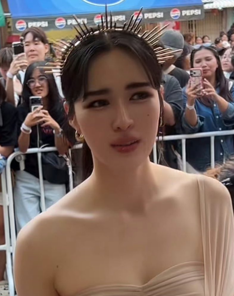 เป็นบุคคลที่คิ้วออกรสออกชาติมาก

LINGORM FRIENDS OF VIVO
#LingOrmVivoV70Exhibition