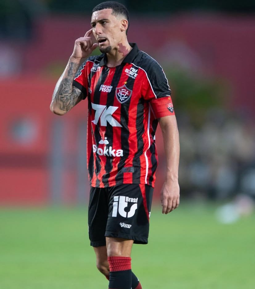 gustavo_stsi's tweet photo. Se todos os jogadores do nosso time tivessem a mesma garra e vontade de vencer de BARALHAS seríamos campeões brasileiro. O maluco tá em toda parte do campo o jogo inteiro, loucura loucura. Uns dos melhores investimentos do Vitória nos últimos anos. https://t.co/E6dPg2WF5p