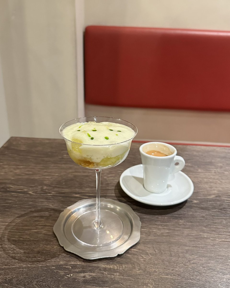 chico_sweets's tweet photo. ＊メロンクリームソーダ
ポルト酒ゼリー、クラウンメロン、バニラアイス、ぺルノーグラニテ、メロン泡、ディルオイル

パーツごとに、メロンの中での使う部分も追熟具合も細かく変えるそう🍈

ふわシュワ泡に包まれながら、メロンの青い香り、こくある甘さが食べる場所によって変化して際立つ！

続 https://t.co/Y1t7P4n77i