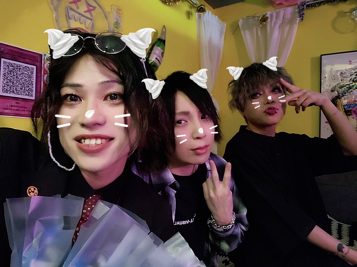 biribiriokinawa's tweet photo. オープン⚡️店長まさとゆーちゃんのコンポ⤴️昨日は、ホワイトデーでスタッフ各々ホスト系コスプレだったりヴィジュアル系メイクだったりいつもと違ったビリビリでしたわよ〜😚たまには、こーゆうイベントも楽しいわね❤️#沖縄 #那覇 #若狭 #ミックスバー #スラットタワー #飲み放題 https://t.co/Ej1wz8V2xv