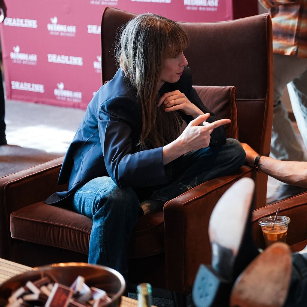smalltownrobin's tweet photo. Ah, the Maya Hawke sitting position https://t.co/EV0e1cozfG