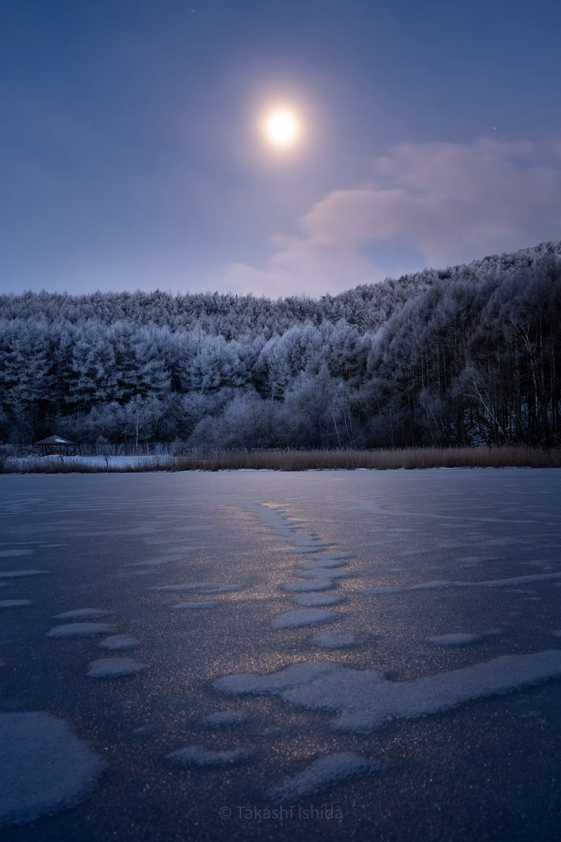takashi5868's tweet image. 『居待月（十八夜月）』

十八夜月は、満月（十五夜）から3日後の月ですが、月の出が満月よりも遅くなるため、人々は座って月が出るのを待ったことから「居待月」という別名がついたそうです😌

2026.03
Nikon ZR + NIKKOR Z 24-120mm f/4 S
#Nikon #Moonlight #tokyocameraclub