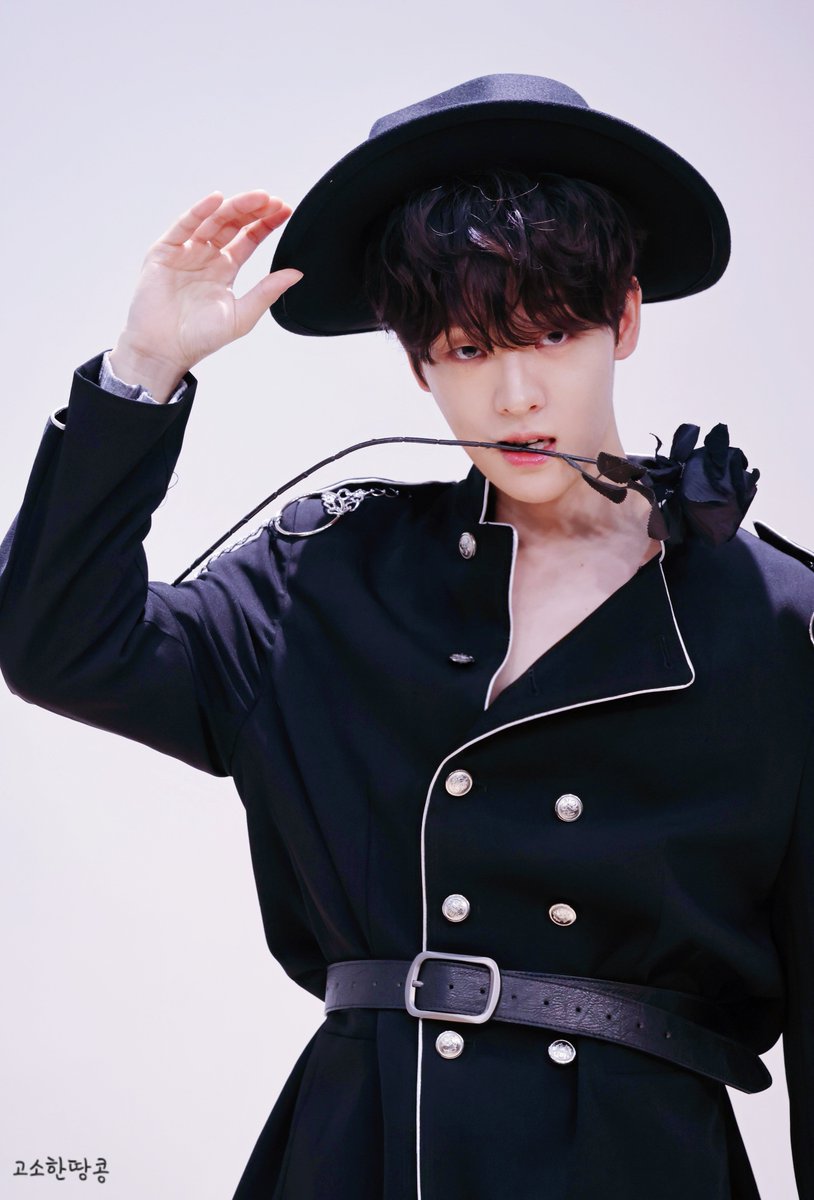 태빈이 보고싶다..마음의 안정이 필요해..

근데 이 템때 왤케 이쪽을 안봐줬니..너무 슬프다..🥲
베르사이유의 장미 생각났음 🌹🥀
오스칼 아는사람..? 🥹

#이태빈