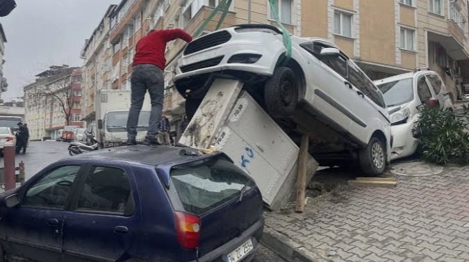 Şanlıurfa, 
Türkiye’de trafik kazalarının en sık yaşandığı şehirlerden biri olarak dikkat çekmektedir. 
Bu durumun en önemli nedenlerinden biri sürücü adaylarının çoğu  direksiyon sınavını hak etmeden, 
torpil yoluyla geçmesindendir. 
kadın sürücü adaylarının yaklaşık yüzde 90’ı,