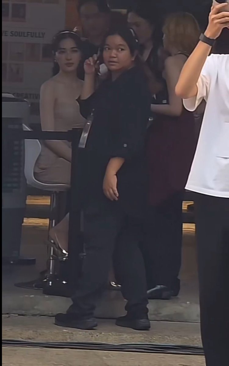 “น้องยังต้องเจอคนอีกเยอะ…”

// สรุปปล่อยไม่ปล่อย มองแช่ซะขนาดนี้ 55555555555555

LINGORM FRIENDS OF VIVO 
#LingOrmVivoV70Exhibition