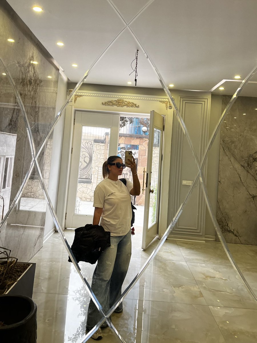 یه جوری قشنگ دارم به روتین زندگی میرسم 
صبح بیدار میشم آب ولرم میخورم ، مکمل هام میخورم ، ساک باشگاه جمع میکنم . وعده بعد تمرین اماده میکنم . میرم باشگاه تا ۵ غروب همه چیز نرماله. بعدش مثل چی میترسم از سروصدا میشنیم گریه میکنم و یک روز از عمرم تموم میشه!