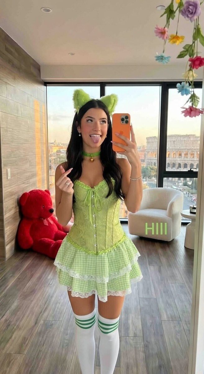 BrattyDamelios's tweet photo. I just snap my fingers and you obey..🫰🏻 https://t.co/SgZwZnMcEI