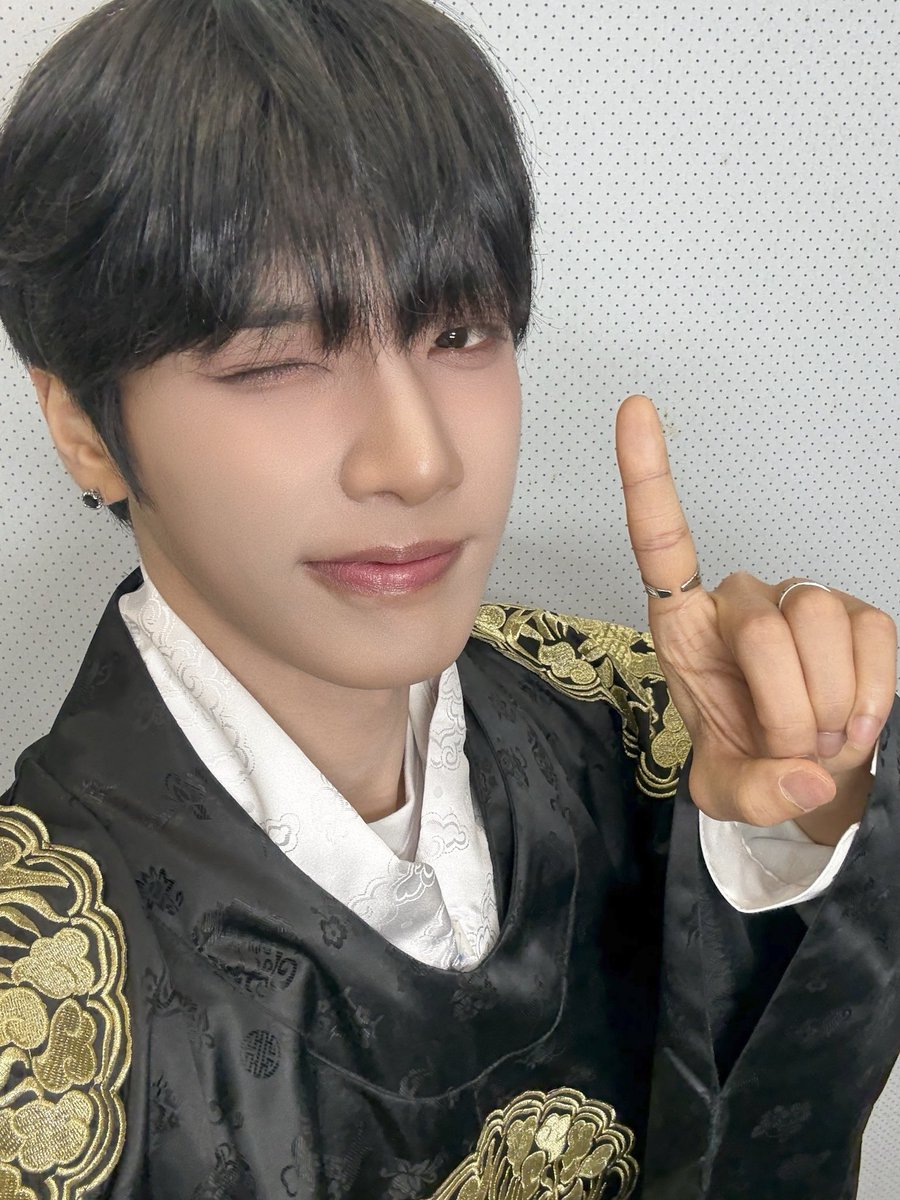 inaminute_offi's tweet photo. 이닝이들이 있어 맞이할 수 있는 데뷔 1주년🎉
1주년의 하루가 이렇게 저물어가네요
인기가요 사전녹화에 이어 돌잔치까지 우리의 도파민 이닝이들과 함께해서 정말 행복했어요
앞으로도 계속 함께해줘요 늘 사랑해요💖

#InAMinute #인어미닛
#IAM_1st_Anniversary
#JUNTAE #준태 #JAEJUN #재준 #HYUNYEOP #현엽