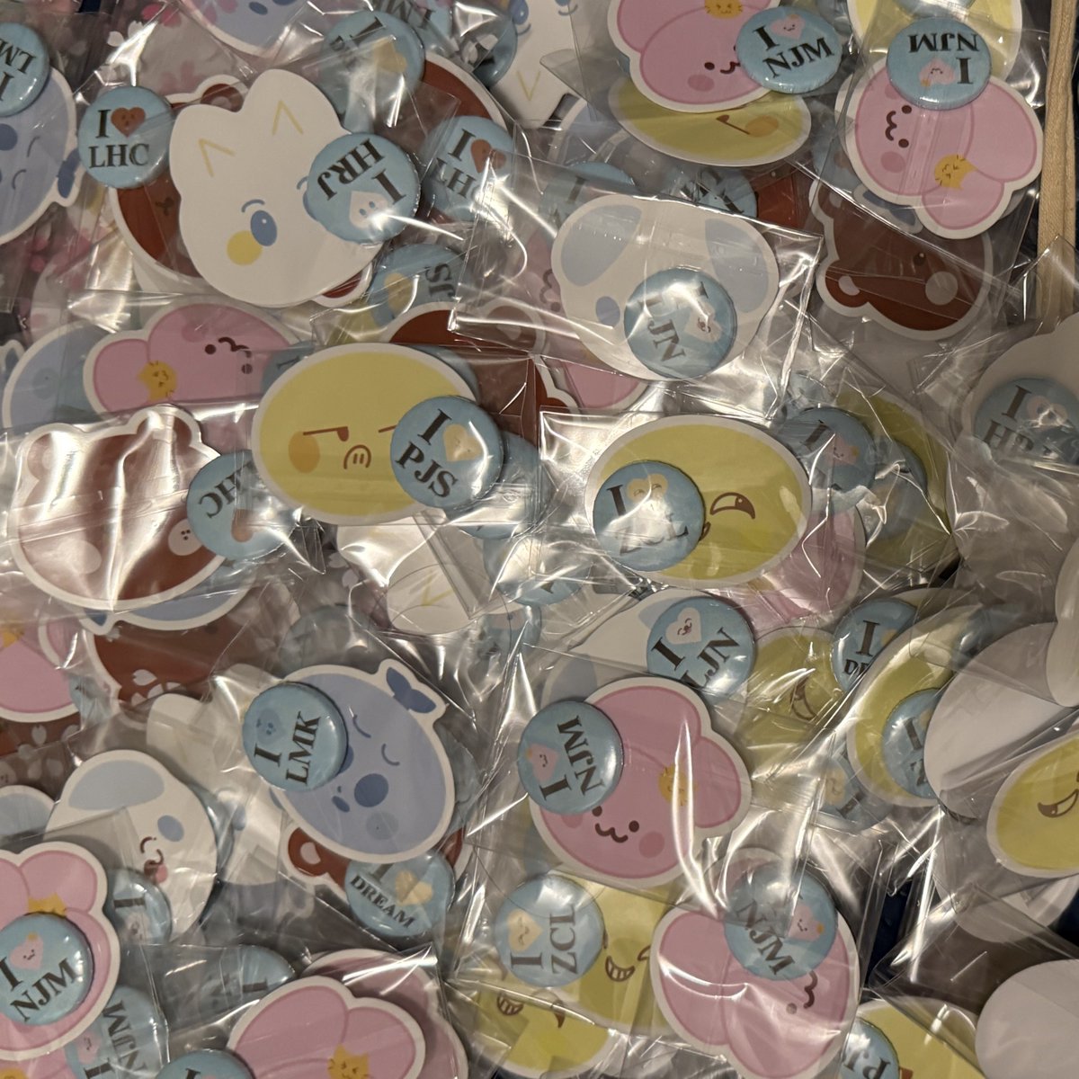 chenleforpres's tweet photo. NCT DREAM THE DREAM SHOW 4 : FUTURE THE DREAM FINALE ENCORE FREEBIES
드림쇼4 앙콘 나눔

~ dates: 3/20-3/22
~ quantity: 60 per day! 
⭐️ 7 random people will get an additional lanyard + star pin ⭐️

#NCTDREAM_THEDREAMSHOW4
#NCTDREAM_THEDREAMSHOW4_FINALE https://t.co/UQO9LTK9Hr
