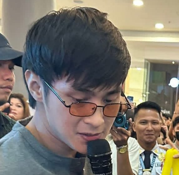 sayooo lang ang tingiiiin
di pinapansin ingay sa tabiiii

WILTELCOMe JMIBARRA
#JMFyang