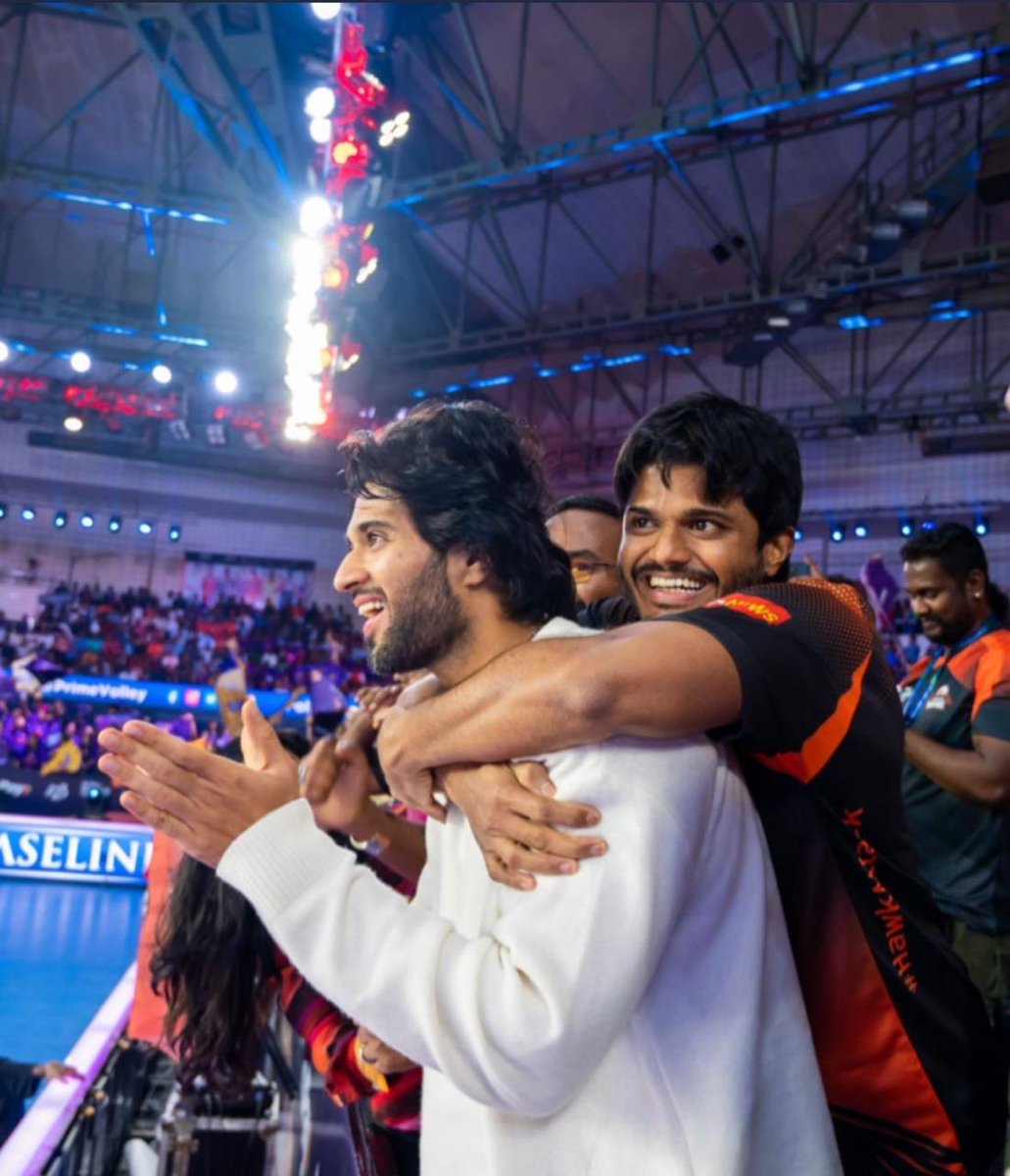The Brotherhood Moments &amp; Best Moments with Vadhina ❤️❤️

#AnandDeverakonda with <a href="/TheDeverakonda/">Vijay Deverakonda</a> &amp; <a href="/iamRashmika/">Rashmika Mandanna</a> ✨

#VijayDeverakonda #Rashmika #VIROSH