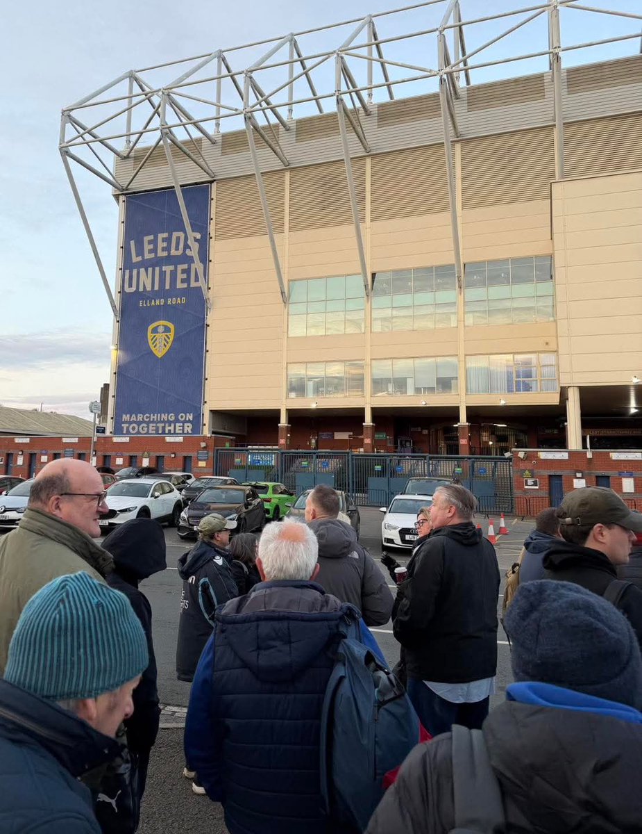 allleedsaway's tweet photo. Leeds fans outside Selhurst Park at 7am this morning to get their bus to today’s big game against Palace 👏🏼👌🏼 https://t.co/kBKvv1LiRE