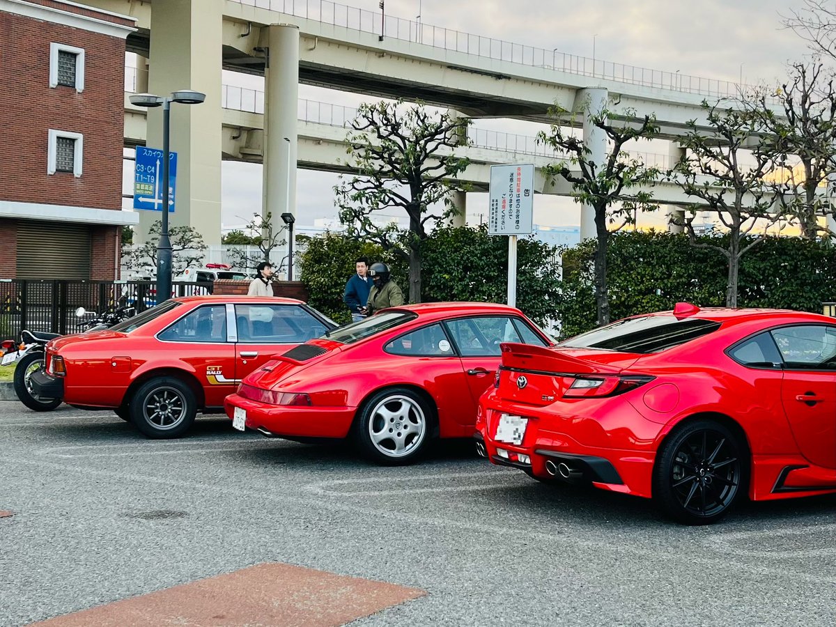 celica2000ra45's tweet photo. 久々の #大黒 で隣に1台ずつ赤いのが増えたので記念に。鮮やかな86レッド、高級感のあるポルシェのレッド、そして #セリカ くんの朱色。そういえば走行距離66666Kmになりました（厳密には166666.4Kmですけどw）。#ra45 #18R はまだまだ元気です。 https://t.co/jKgOEJqxcg
