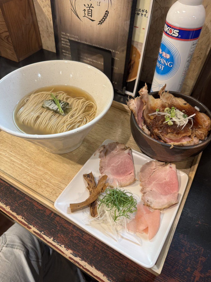 deAth_519's tweet photo. 26/3/14  誇道 (2)
出汁そば🤩🤩🤩
こういうお店がなくなってしまうのは
ほんと悲しい
ラーメンにちゃんと向き合ってる
美味しいラーメンでした
けして上から目線ではなく
ご主人の声がけからラーメンを作る所作
ほんとに素晴らしいと思いました
いつかまた食べれたと思う1杯でした https://t.co/h8i2JCpxyM