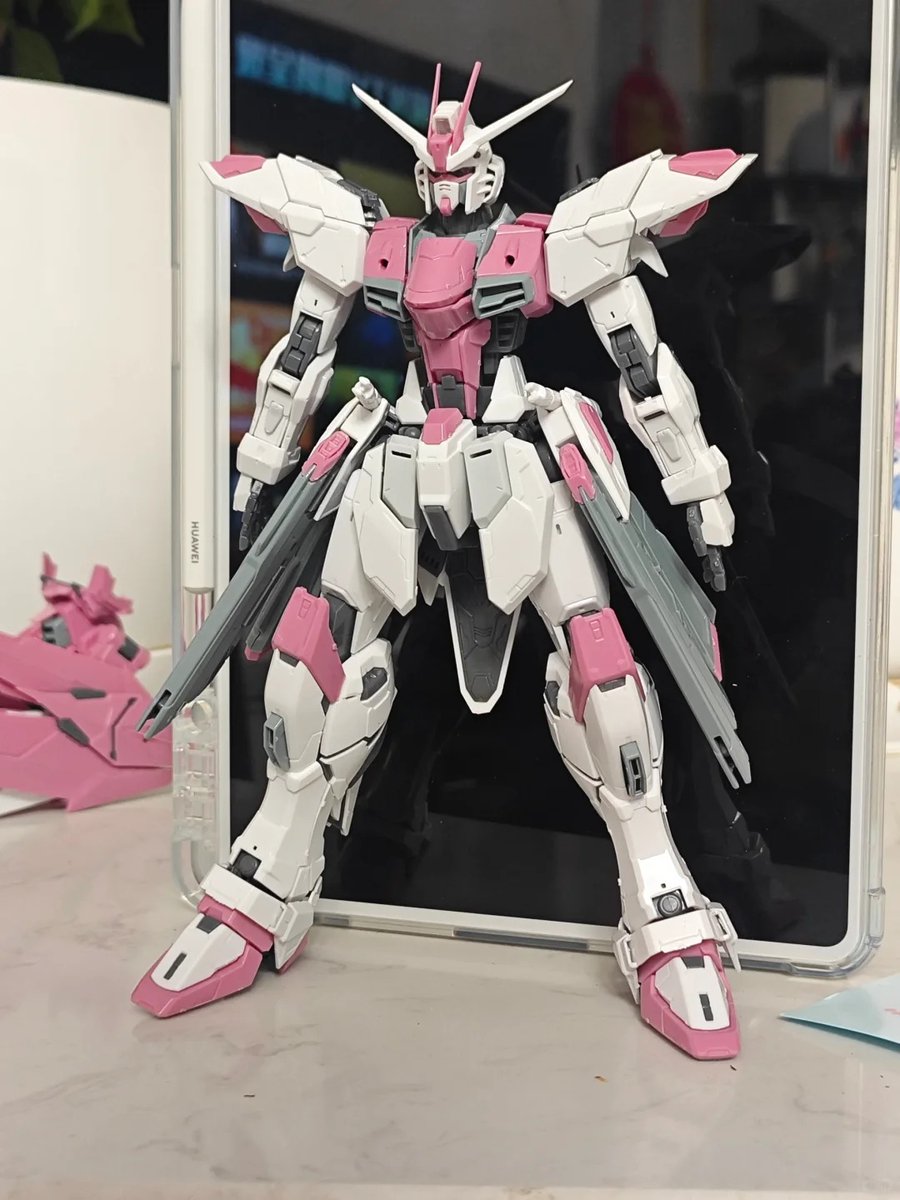 Lisa_19890224's tweet photo. ピンクとホワイトのガンダム完成！細部までこだわった精巧な作り💪、ピンクと白の組み合わせで、力強さと可愛さを両立✨
#ガンダム #模型 #フィギュア #ガンプラ #プラモデル https://t.co/4RvcSrxMdS