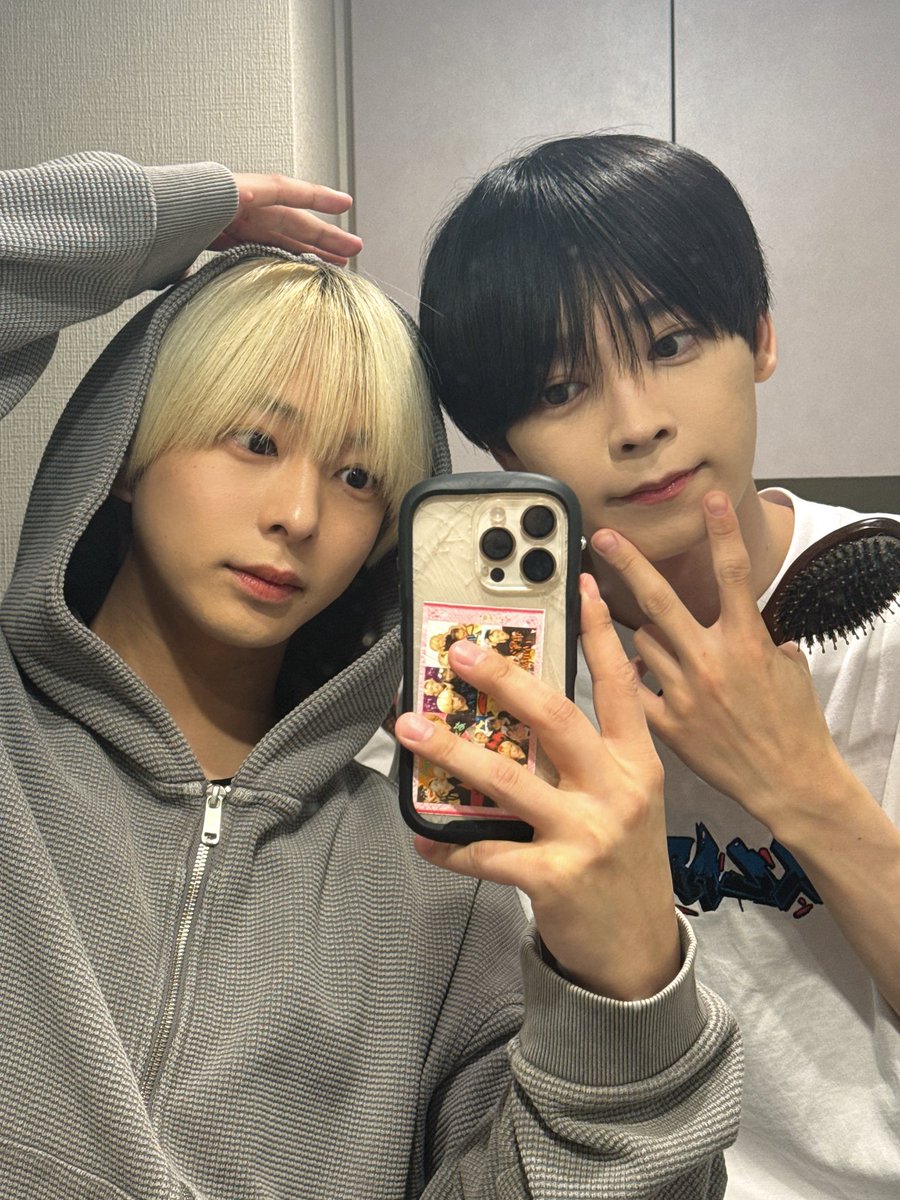 7min_yu's tweet photo. 今日はホワイトデーイベントありがとうございました😊✌️
朝早くからから夜まで並んでくれてありがとうー！🥲🫰🫰
次は4月4日だねぃ！👊💥まってます😣
これこたとさっき撮った https://t.co/CP9qgXmgse