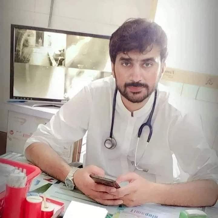 DrNaeemMeoMD's tweet photo. میرے ساتھ مل کر آواز اٹھائیے۔

تقریباً ڈھائی سال پہلے ایک بہت تکلیف دہ واقعہ پیش آیا تھا۔ ڈاکٹر عمر میرے ساتھ یونیورسٹی میں پڑھتے رہے تھے۔ وہ جھنگ کے علاقے وریام والا میں اپنا نیا نیا ہسپتال بنا کر بیٹھے تھے۔ ایک کاؤنٹر ٹیرارزم ڈیپارٹمنٹ کے پولیس والے کو ڈاکٹر عمر سے کسی بات پہ ذاتی عناد تھا۔ 

اس پولیس والے نے ایک رات فیصل آباد میں گشت کی ڈیوٹی کرتے ہوئے خاموشی سے اپنے تین ساتھ پولیس والوں کے ساتھ گشت کرنے کے بجائے جھنگ کا راستہ لیا اور وہاں جا کر ڈاکٹر عمر کے ہسپتال پہ دھاوا بول دیا۔ وہاں یہ تاثر دیا کہ یہ کسی سپیشل فورس کے بندے ہیں اور ان کی طرف سے ہی آئے ہیں۔

وہاں سے ڈاکٹر عمر کو اغوا کیا اور پھر اسے کہیں دور لے جا کر اس پہ بیہمانہ غیر انسانی تشدد کیا۔ اس کے ناخن اکھاڑ دیے ، اس کا کان کاٹ دیا، اس کی آنکھ نکال دی۔ اس کے سر کے بال جلد سمیت کاٹ دیے، داڑھی نوچ دی اور پھر اسے قتل کر کے گندے نالے میں پھینک دیا۔ 

ذرا سوچیں ایک زندہ انسان کی آنکھ نکال دی گئی، اس کے ناخن اکھاڑ دیے گئے ، سر کی جلد بالوں کے ساتھ کاٹ دی گئی۔ صرف اغوا کر کے قتل کر دیتے تو شاید اتنی تکلیف نہ ہوتی لیکن کسی جیتے جاگتے انسان پہ اتنا ظلم کون کرتا ہے۔

ڈاکٹر عمر تین بہنوں کا اکلوتا بھائی تھا، اس کا ایک بیٹا تھا۔ اپنے ماں باپ ، اپنی بہنوں اور اپنے بیٹے کا اکلوتا سہارا تھا اور ان ظالموں نے اسے بیدردی سے مار دیا۔ 

ڈاکٹر عمر کو قتل کرنے اور اس کی لاش کو بوری میں بند کرنے کے بعد وہ چاروں خاموشی سے واپس اپنی ڈیوٹی پہ پہنچ گئے تاکہ ریکارڈ پہ یہ رہے کہ وہ تو اس وقت فیصل آباد میں آن ڈیوٹی تھے۔ 

جہاں واقعہ ہوا تھا ، وہاں پہلے تو پولیس ایف آئی آر ہی نہیں کاٹ رہی تھی کہ یہ شاید فوج یا انٹیلی جنس کی کاروائی تھی۔ پھر دباؤ ڈالا گیا اور تفتش شروع ہوئی تو اس ایریا میں موجود سم نیٹ ورک کے ذریعے بالآخر ان چاروں کو پکڑ لیا گیا۔ سختی سے تفتیش کی گئی تو ان چاروں نے جرم کا اعتراف کر لیا۔ ان کے بتانے پہ نالے سے ڈاکٹر عمر کی بوری بند لاش نکالی گئی جس کا حلیہ اتنا برا تھا کہ انسان دیکھ نہ سکے۔ 

ان چاروں پہ کیس چلا ، بوڑھا باپ پیشیوں پہ جاتا رہا۔ وہ پہلے ہی ساری جمع پونجی بیٹے کو پڑھانے پہ لگا چکا تھا۔ اب عدالتوں کے خرچے پورے کرنے کے لیے لوگوں سے مدد لینے پہ مجبور ہو گیا تھا۔  اتنی مشکل اور تکلیف سہنے کے بعد ، ان چاروں کے باقاعدہ اعتراف کے باوجود اب ٹرائل کورٹ نے ان چاروں کو ضمانت پہ رہا کر دیا ہے۔ 

اب ڈاکٹر عمر کے والد کو یہ ڈر ہے کہ وہ چاروں ان کو اور ان کی فیملی کو بھی نقصان پہنچائیں گے، انھیں کیس سے روکنے کے لیے ان کے ساتھ کچھ بھی کر سکتے ہیں۔ ہمیں ان کے لیے آواز اٹھانی ہے، انھیں انصاف دلانا ہے۔ 

میری آواز کے ساتھ آواز ملائیے اور انھیں انصاف دلائیے۔۔۔۔

میں ڈاکٹر عمر کی بوری بند لاش کی ویڈیو ساتھ لگا رہا ہوں، صرف اسے نالے سے نکالنے کی ویڈیو لگا رہا ہوں۔ یقین کریں اگر آپ لاش کی تصویر دیکھ لیں تو آپ کے لیے رات کو سونا مشکل ہو جائے، اتنا ظلم کیا گیا تھا۔
ان کے والد کی ویڈیو بھی ساتھ لگا رہا ہوں۔ اس پوسٹ پہ تمام متعلقہ احکام کو مینشن کیجیے، اسے شئیر کیجیے، اسے ان تک پہنچائیے۔ چار درندوں کو ان کے انجام تک پہنچانے میں مدد کیجیے۔ 

#Justice_For_DrOmerRafiq