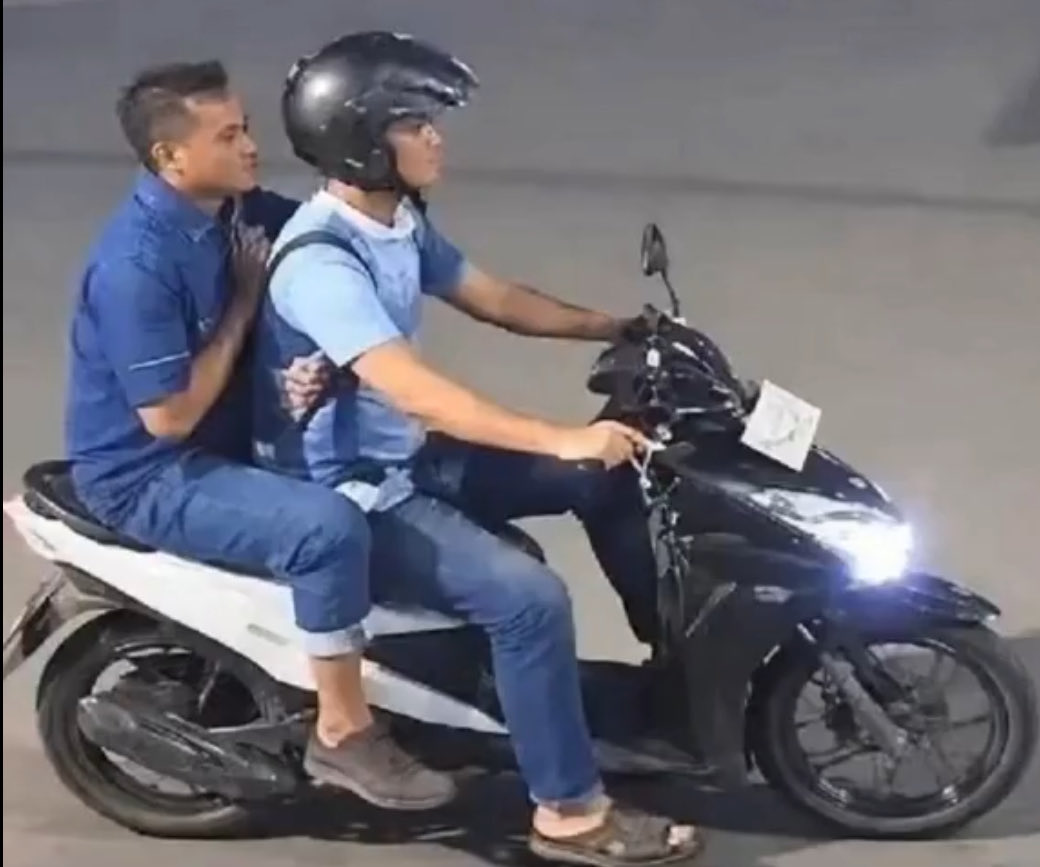 Ni gua bantu kasi foto pelaku nya biar lu nggak gelisah dan kelihatan lemah di mata masyarakat. Mumpung bulan ramadhan biar nambah pahala aja. Lu tangkap dah tu orang ye kocak <a href="/ListyoSigitP/">Listyo Sigit Prabowo</a> <a href="/HumasPolri/">Divisi Humas Polri</a> 
Bilang ape lu?
