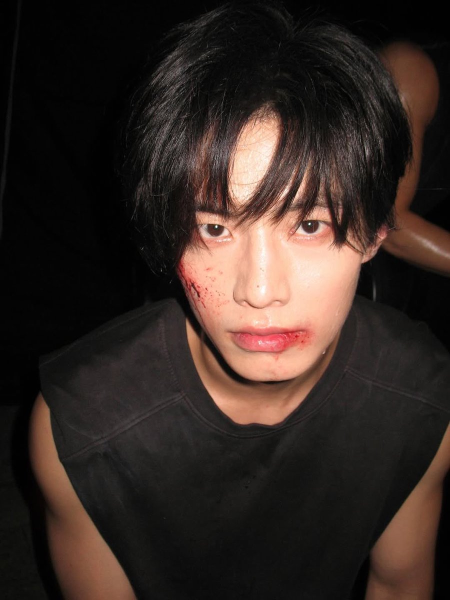 진짜 진자오 본체 하여 개잘생기긴 했다.... 
내가 생각하는 중남은 쌍꺼풀 뽝 코 뽝 이런 부리부리상(?) 이었는데 너무나 한녀수요상처럼 생겨서 당황스럽슨.... 몇몇 케이팝 아이돌이 자꾸 겹쳐보임