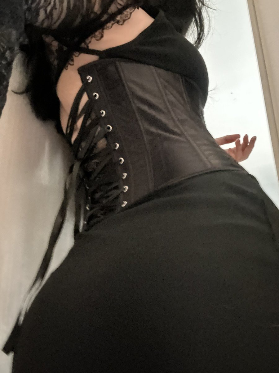 urf4vw0m3n's tweet photo. #gothmommy #sitface #facesitting #mommy #femdom https://t.co/NUIMDF7GWg