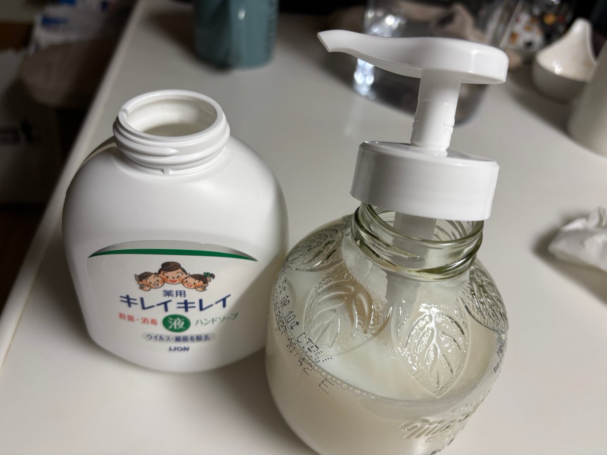 chikaxavi's tweet photo. カルディのリンゴジュースの瓶にキレイキレイのポンプがぴったり…あわな〜い！！インターネットに騙されてしまったのか〜😂 https://t.co/YUOaEFPhI6