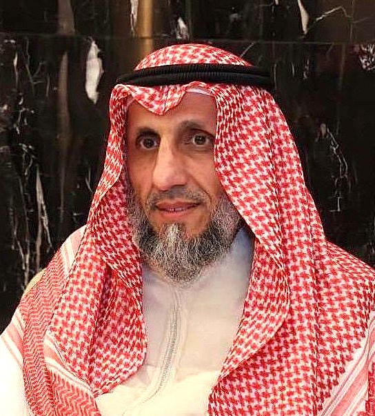ALfalehaaa's tweet photo. #قراء_الرياض
بداية الأستاذ الدكتور أحمد بن صالح بن عبد الله السديس - وفقه الله - في الإمامة كانت قبل 40 عامًا، وكان حينها في مطلع شبابه، فقد أَمَّ بالناس في مسجد هارون الرشيد في حيّ الروابي شرق مدينة الرياض .. وخلال عامه الأول في هذا المسجد أتمَّ حفظ كتاب الله، إذ التزم قراءة مقطع جديد في كل صلاة فجر وعشاء، ثم صار فيما بعد يحرص على مداومة ذلك لتثبيت حِفظه، فيقرأ بترتيب المصحف حتى يتمّه، ومكَثَ في مسجده إلى أوائل عام 1413هـ 1993م..

إثرَ ذلك انتقلَ إمامًا لمسجد إسكان كلية الملك فهد الأمنية شرق الرياض، ولم يَمكُث فيه طويلًا، حيث عُيِّنَ أواسط عام 1414هـ 1994م إمامًا وخطيبًا في جامع القدس بحيّ الروابي بالرياض، وبَقِي فيه عدّة سنوات، ثم اكتفى بصلاة التراويح والقيام بين الأعوام 1420هـ 2000م  إلى 1430هـ 2010م .. وعاد في هذا العام 1447هـ 2026م إمامًا للتراويح والقيام في مسجد صالح الجاسر في حي التعاون شمال العاصمة ..

بدأ الدكتور في الخطابة مُبكِّرًا، فأُوْلَى خُطبِه كانت في عيد الأضحى من عام 1409هـ 1989م في مُصلّى العيد بكلية الملك عبد العزيز الحربية، نيابةً عن أخيه عبد الله - رحمه الله - .. كما خطب في عدة جوامع بمدينة الرياض منذ عام 1411هـ 1991م إلى عام 1437م 2016م..

وُلِدَ الدكتور أحمد في مدينة البكيرية بمنطقة القصيم عام 1389هـ 1969م، وانتقل مع والده والعائلة إلى مدينة الرياض، وبها أكمل تعليمَه العام، ثم الْتحق بجامعة الملك سعود في المرحلة الجامعيّة، وبدأ دراسته الجامعية في كلية الصيدلة، وأتمّ دراسة اللغة الإنجليزية والعلوم الصحية، لكنّه آثر بعدها تغيير تخصصه إلى اللغة العربية، فدرَسَ في قسم اللغة العربية بكلية التربية وتخرّج فيها أوائل عام 1413هـ 1993م ..

يَعمل الآن أستاذًا في قسم الأدب والبلاغة والنقد بكلية اللغة العربية في جامعة الإمام محمد بن سعود الإسلامية، وله العديد من البحوث والمؤلَّفات العلمية والإبداعية، ومنها (منبريات: مجموعة خطب متنوعات)، و(البلاغة الحيوية: فصول في البلاغة النبوية)، و(بلاغة وصف العذاب في الكتاب العزيز)، و(النفي في القرآن الكريم: دراسة بلاغية)، و(في ركاب الراحلين: قطوف من تراجم بعض الراحلين والراحلات من أسرة السديس)، و(فرائد نفيسة من مقدّمات الدكتور محمد أبو موسى وسيرته)، و(شجون: ديوان شِعر)..
وهو عضوٌ في مجلس الإشراف العلمي على "مقارئ التحبير" في المدينة النبويّة، وعضوٌ مؤسِّس في "جمعيّة المقارئ الخيريّة" ..
للدكتور تلاوة مجوّدة خاشعة متأنّية، وهذا مقطع من قراءته – وفقه الله -.