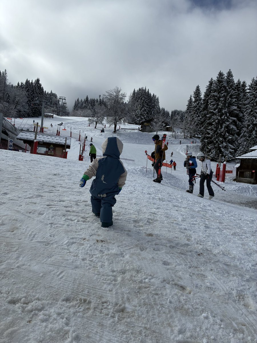 un bébé à la montagne 🏔️