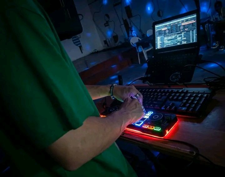 CiegoCultura's tweet photo. Poco a poco, la noche en el patio de la Casa del Joven Creador se vuelve mágica con la música electrónica del proyecto Lux. Espacio donde Adolescentes, Juventudes disfrutan de su género preferido de forma sana en #CiegodeAvila.
#ahscav
#AlmaAHS
#ahs40años
#LatirAvileño. https://t.co/g0BV5e2SrM