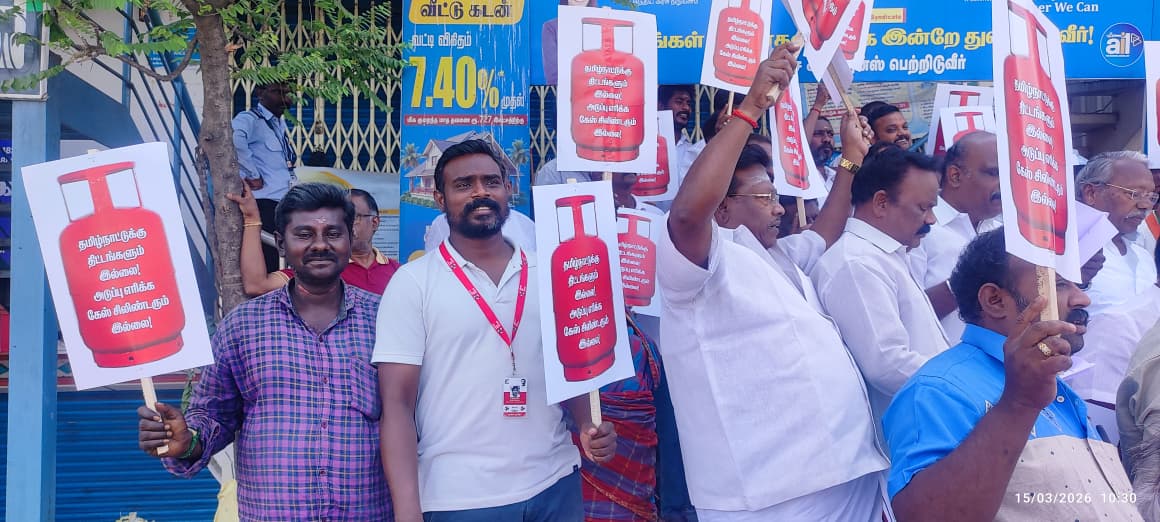 mnmsalemzn's tweet photo. இன்று நடைபெற்ற கேஸ் சிலிண்டர் தட்டுப்பாட்டை குறிப்பிட்டு மத்திய அரசைக் கண்டித்து மதசார்பற்ற முற்போக்கு கூட்டணி சார்பில் போராட்டத்தில் நமது நிர்வாகிகள் கலந்து கொண்டனர்
இடம்: அஸ்தம்பட்டி ‌,சேலம்

 #TNRejectsNDA 
#Kamalhaasan_MP
#Makkalneedhimaiam
#Cylindercrisis https://t.co/7Tk8qp8bgy