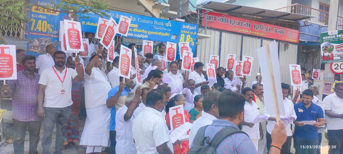 mnmsalemzn's tweet photo. இன்று நடைபெற்ற கேஸ் சிலிண்டர் தட்டுப்பாட்டை குறிப்பிட்டு மத்திய அரசைக் கண்டித்து மதசார்பற்ற முற்போக்கு கூட்டணி சார்பில் போராட்டத்தில் நமது நிர்வாகிகள் கலந்து கொண்டனர்
இடம்: அஸ்தம்பட்டி ‌,சேலம்

 #TNRejectsNDA 
#Kamalhaasan_MP
#Makkalneedhimaiam
#Cylindercrisis https://t.co/7Tk8qp8bgy