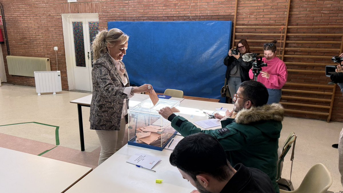 vox_za's tweet photo. 🗳️ Nuestra cabeza de lista y candidata por Zamora, @macalenri, ya ha ejercido su derecho al voto.

🗣️ “Que los ciudadanos acudan a votar en libertad. Ojalá haya un cambio de rumbo. Gracias a nuestros apoderados, interventores  y FFCCSE, deseo que todo transcurra con normalidad” https://t.co/4U27qwm0PA