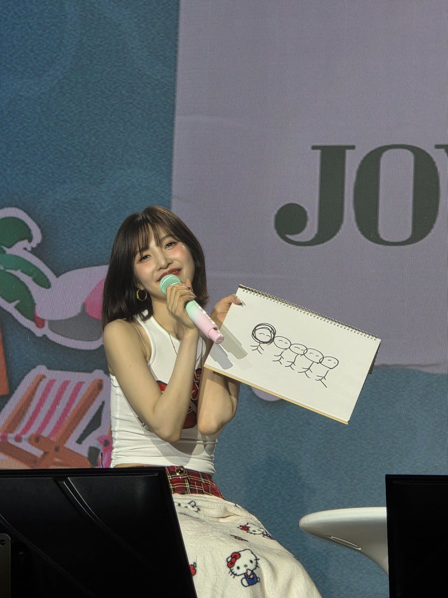 Joy and her drawing of red velvet 🤣