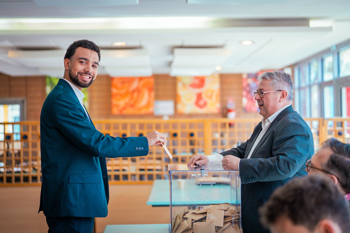 🗳️ A fièrement voté dans l'école de mon enfance à #Pantin ! Et vous ?

✅️ Pour voter, vous n'avez pas besoin d'une carte électorale. Une carte d’identité, un passeport, un permis de conduire ou une carte vitale suffisent !