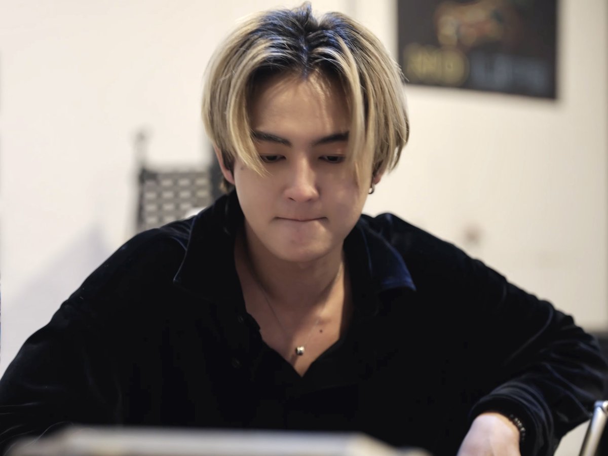 เม้มปากเหมือนกันแต่