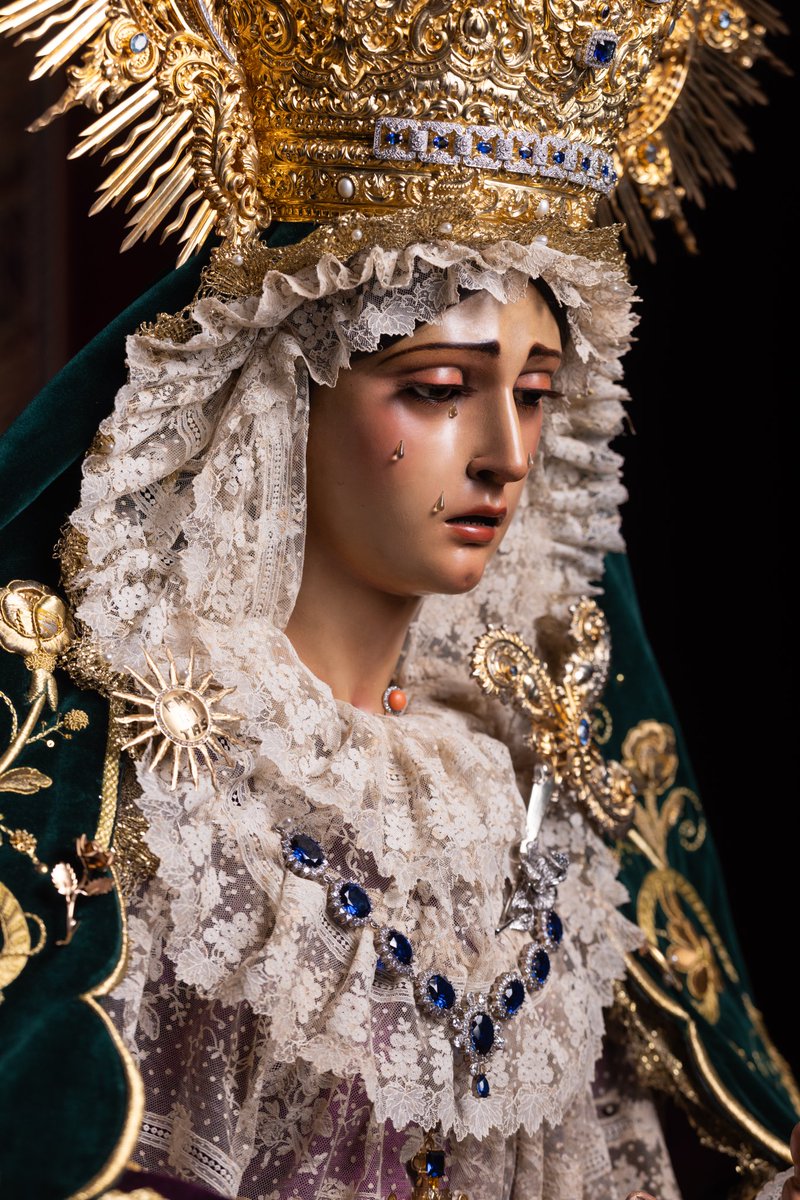 🕯 CULTOS | Llena de grandeza y majestad aparece Santa María del Monte Calvario para su solemne y devoto besamanos. #CofradíasMLG

"Compadece,  Madre mía, a éstos pobres pecadores que aumentaron tus dolores al pecar contra su Dios"