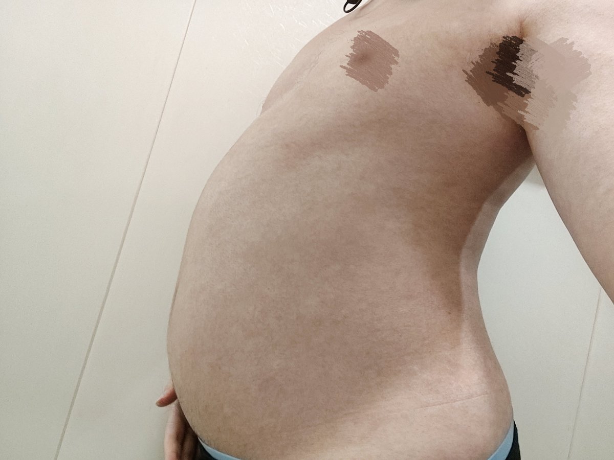KinichIV's tweet photo. 吃完自助又喝了2.7L饮料的我就这样挺着肚子……
#bellyinflation
#bellystuffing
#撑大肚子
#mpreg
#malepregnancy 
#gains https://t.co/sgIFErGqnj