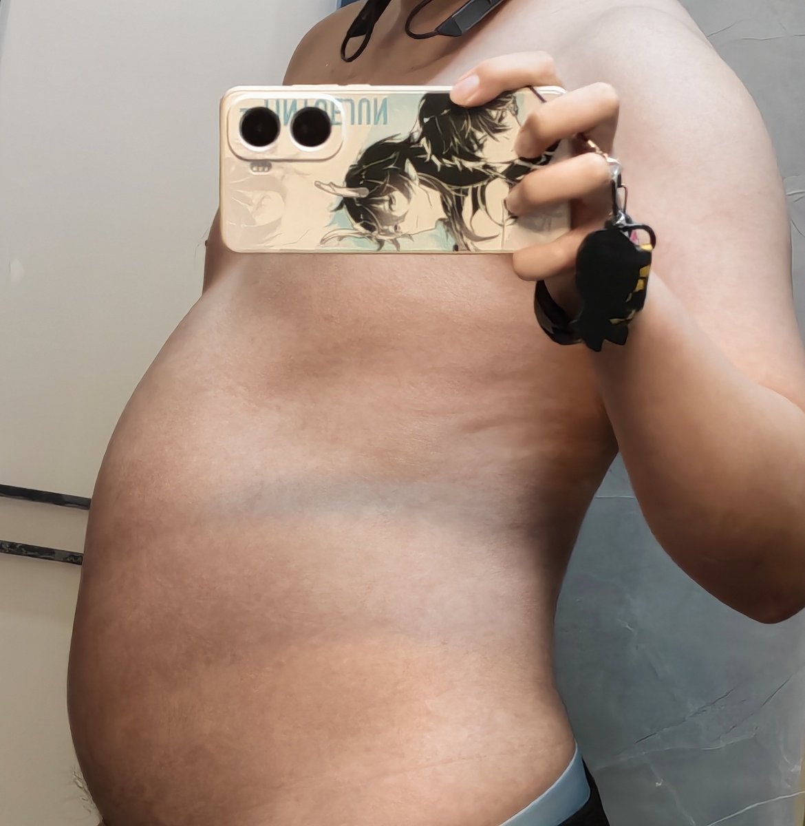 KinichIV's tweet photo. 吃完自助又喝了2.7L饮料的我就这样挺着肚子……
#bellyinflation
#bellystuffing
#撑大肚子
#mpreg
#malepregnancy 
#gains https://t.co/sgIFErGqnj