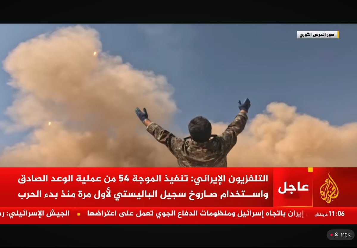 هذه لقطةُ ذورةٍ سينمائية، زاوية منخفضة  ويدان ممدودتان تمنحان قُدسيةً وابتهالاً،  وفخراً بالموجة الجديدة. وقفازاتٍ تقنية تؤكد احترافية المشروع. يتجلى الدمجُ بين العاطفة والعملية في مشهد حقيقي يُعرض على الهواء مباشرة. 
#سينما
#لن_يصنع_أفلامنا_إلا_نحن