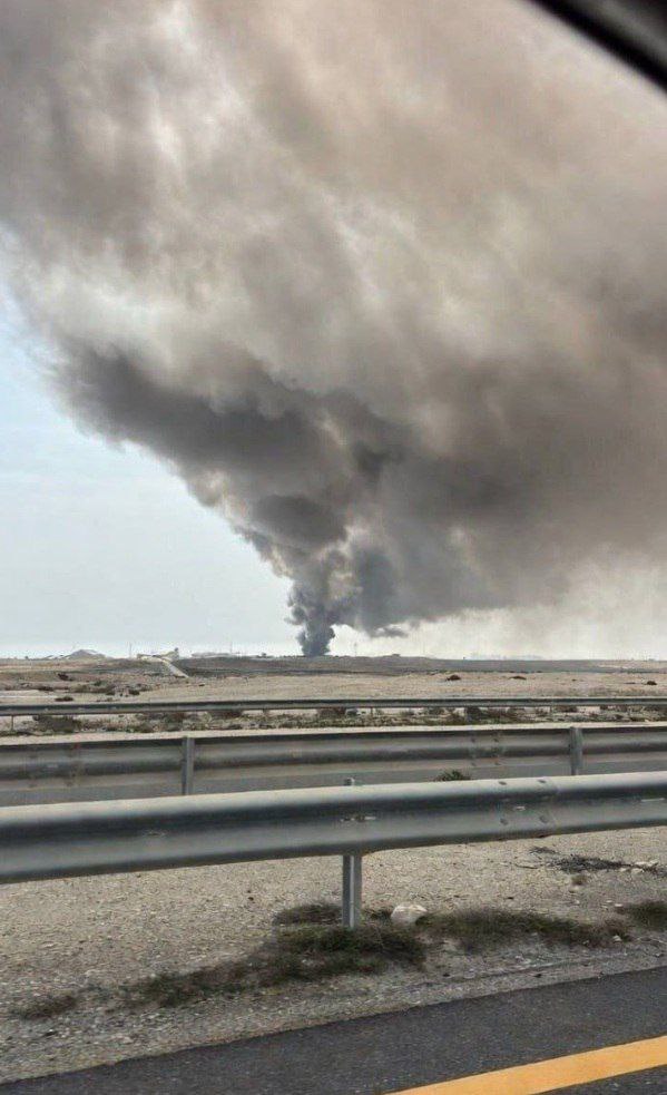 Geopolitik_2030's tweet photo. 🇮🇷🇺🇸🇧🇭 Una gran columna de humo se observa en la base aérea Isa en Baréin tras un ataque con misiles iraníes💥. https://t.co/5n0BCax0d2