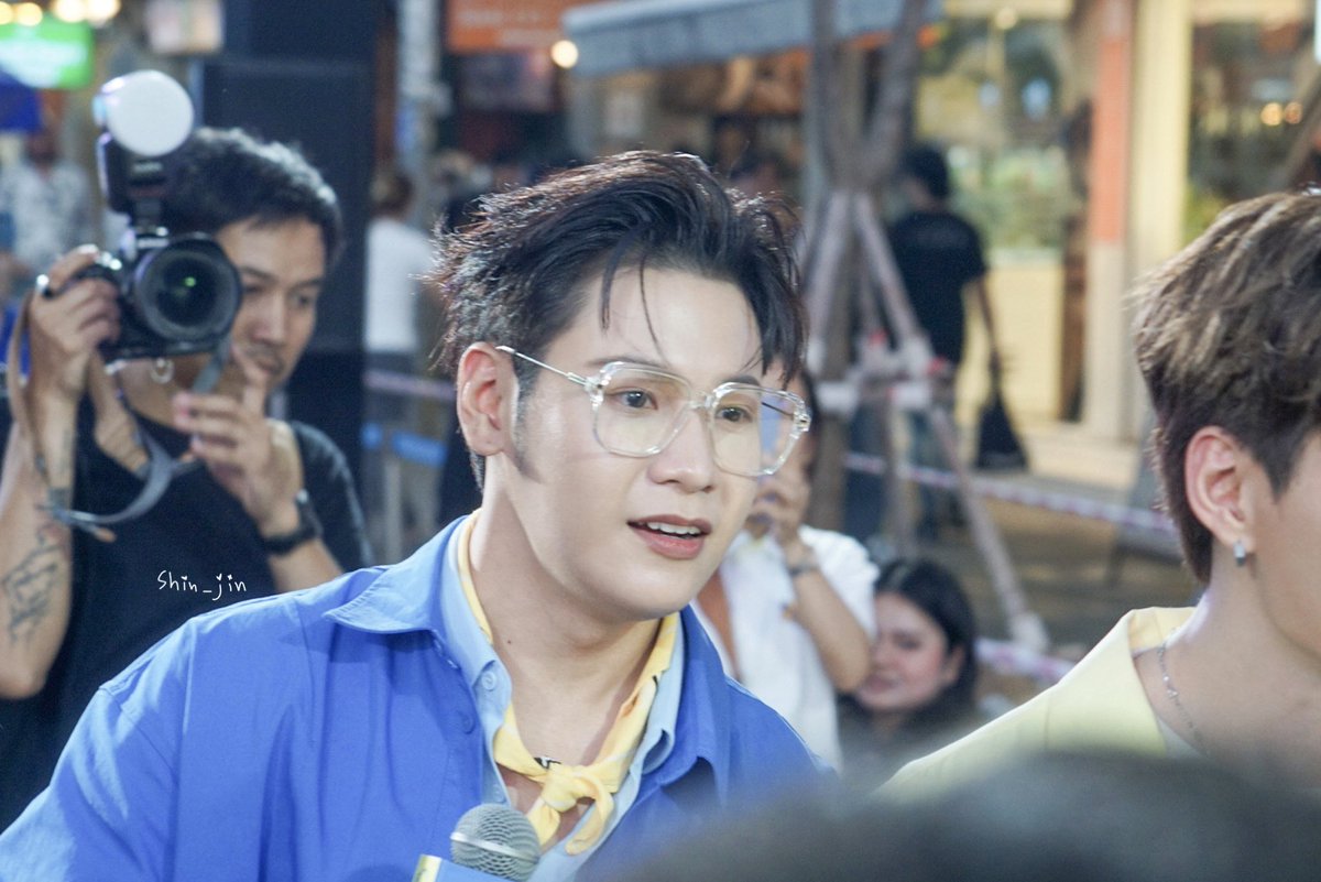 shin_jin's tweet photo. แว่นมานี่มา!

KRISTSINGTO​ WITH BANANABOAT

#แดดแรงแค่ไหนก็ไม่กลัว
#BananaBoatLetfununderthesun
#SingtoPrachaya https://t.co/m9sdCTz2Et
