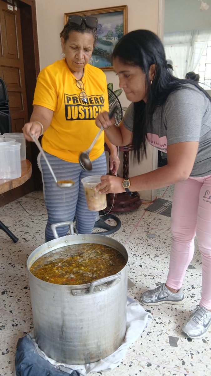 mpjvargas's tweet photo. La gran familia de @Pr1meroJusticia  permanece unida, firme y a la vanguardia de los cambios que se aproximan para nuestro país. Con convicción y esperanza seguimos trabajando por una Venezuela de oportunidades, donde prevalezcan la justicia, la democracia y la libertad. https://t.co/8NpDCNd3s3